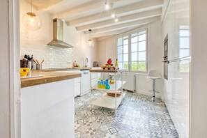 Fridge, microwave, oven, stovetop - Charming Stone House with Pool and Enclosed Garden :
A Haven of Comfort and Serenity (Allemans)