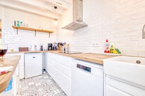 Fridge, microwave, oven, stovetop - Charming Stone House with Pool and Enclosed Garden :
A Haven of Comfort and Serenity (Allemans)