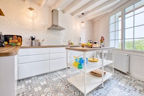 Fridge, microwave, oven, stovetop - Charming Stone House with Pool and Enclosed Garden :
A Haven of Comfort and Serenity (Allemans)