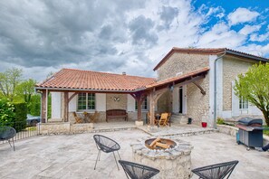Outdoor dining - Charming Stone House with Pool and Enclosed Garden :
A Haven of Comfort and Serenity (Allemans)