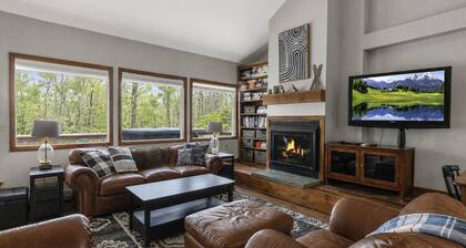 Peak Convenience: Hot Tub, Walkable Resort Retreat