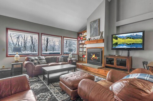 Peak Convenience- Spacious Resort Retreat on Holiday Valley