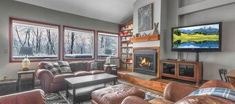 Peak Convenience- Spacious Resort Retreat on Holiday Valley