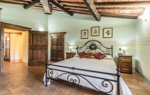5 slaapkamers, een strijkplank/strijkijzer, reisbedje, gratis wifi
