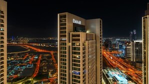 Un immeuble de grande hauteur sur lequel le nom « EMAAR » est affiché en grand sur la façade.
