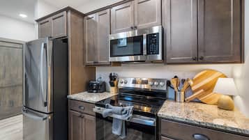 冰箱、微波炉、烤箱、炉灶