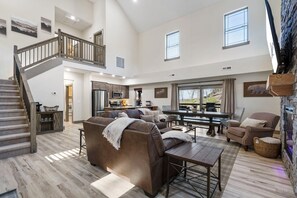 Smart TV, fireplace - Private HotTub-Minutes to Table Rock & Thunder Ridge-Free Attraction Tickets (Hollister)