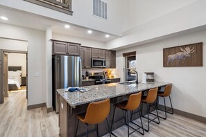 冷蔵庫、電子レンジ、オーブン、コンロ