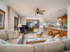 TV - Best of Kaanapali Ali'i Suite 382 - Walk Whalers Village - Ocean Views (Lahaina)