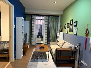 Living area - Gramercy 2 bedrooms w Balcony City View (Makati)