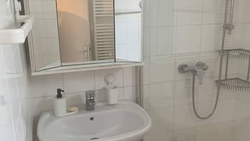 Secadora de cabello, toallas, jabón, papel de baño