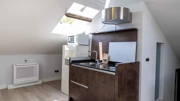 Frigorífico, microondas, placa de cocina y cafetera o tetera