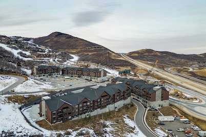 Jordanelle Sunrise Modern Condo, Gondola Access, Year-round Outdoor Fun
