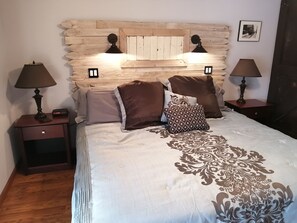 2 bedrooms, iron/ironing board, free WiFi, bed sheets