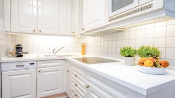 Refrigerador, parrilla de estufa, lavavajillas y cafetera y tetera