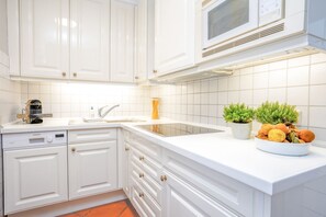 Réfrigérateur, plaque de cuisson, lave-vaisselle, cafetière/bouilloire