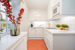 Réfrigérateur, plaque de cuisson, lave-vaisselle, cafetière/bouilloire