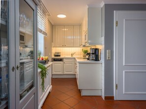 Fridge, stovetop, dishwasher, coffee/tea maker