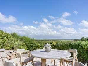 Outdoor dining - Beach Bungalow Sylt 2 - Welcome to your retreat for pure relaxation on Sylt. (Sylt OT Rantum)