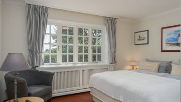 2 bedrooms, iron/ironing board, WiFi