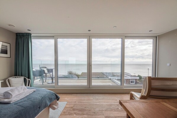 1 slaapkamer, een bureau, een strijkplank/strijkijzer, wifi