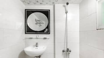 Familiekamer, geen ramen | Badkamer | Een douche, een haardroger, pantoffels, handdoeken