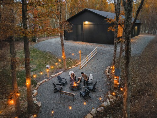 Newly Built Barndominium w/ Golf Sim, Hot Tub, Firepit, Minutes to Jim Thorpe!