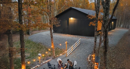 Newly Built Barndominium w/ Golf Sim, Hot Tub, Firepit, Minutes to Jim Thorpe!