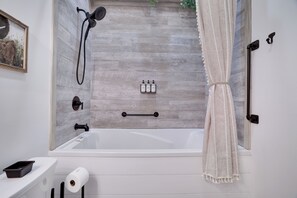 Douche, séchoir à cheveux, serviettes fournies, savon