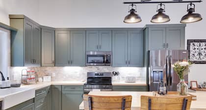 Newly Built Barndominium w/ Golf Sim, Hot Tub, Firepit, Minutes to Jim Thorpe!