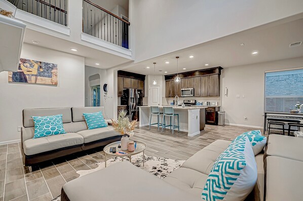 TV connectée, cheminée, livres