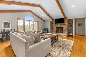 Smart TV y chimenea 