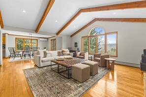 Smart TV, fireplace - Stowe Berry Hill - Mountain Views, Deck & Firepit! (Stowe)
