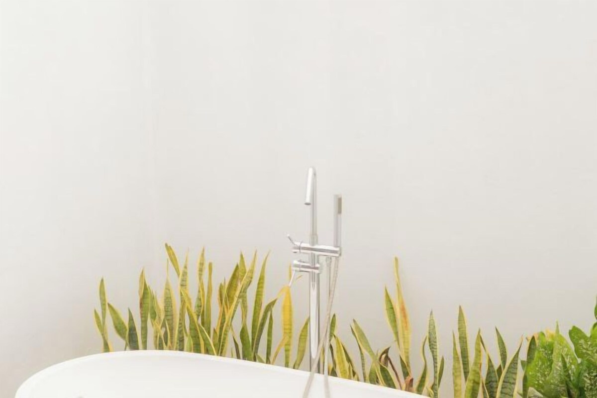 バスアメニティ (無料)、ヘアドライヤー、バスローブ、ビデ