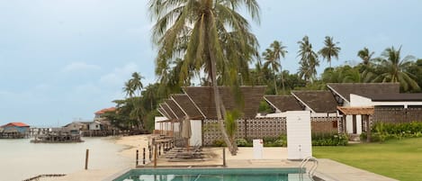 Hồ bơi ngoài trời