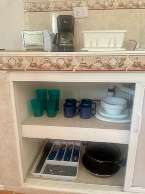 Microondas, placa de cocina, cafetera o tetera y tostadora