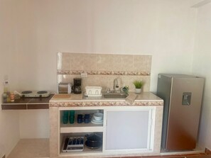 Een microgolfoven, een kookplaat, een koffiezetapparaat/waterkoker