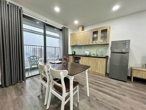 Apartamento, 1 habitación | Zona de estar | Smart TV de 46 pulgadas con canales por satélite