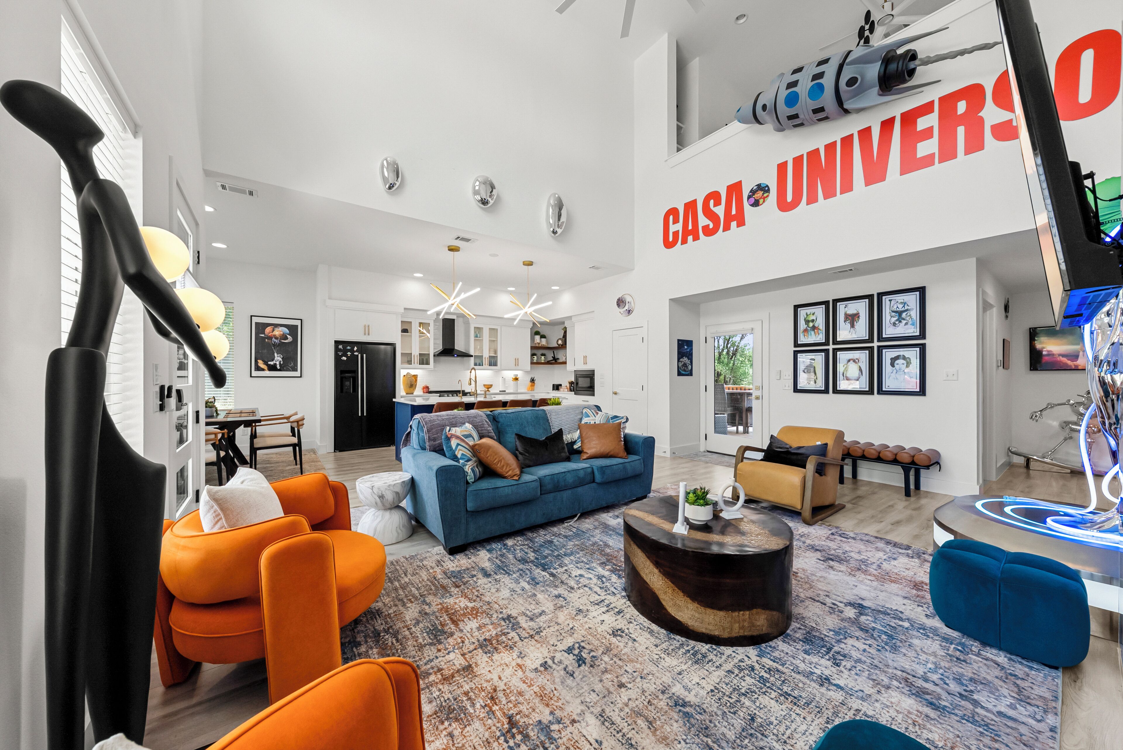 Smart TV, chimenea, futbolito