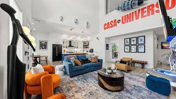 Smart TV, chimenea, futbolito