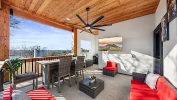 Smart TV, chimenea y futbolito