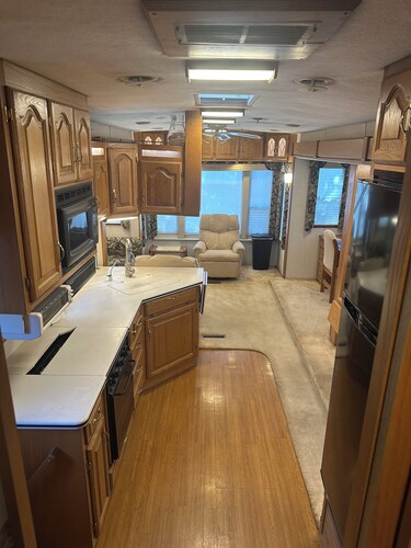 Max’s Properties 40’ RV with full Kitchen and Laundry 