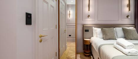 1 bedroom, desk, internet, bed sheets