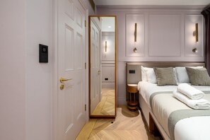 1 bedroom, desk, Internet, bed sheets