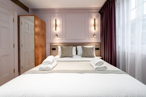 1 quarto, escrivaninha, acesso à internet, roupa de cama