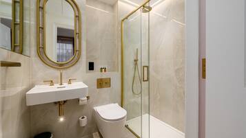 Dusj, hårføner og håndklær