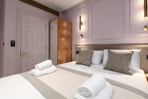 1 bedroom, desk, Internet, bed sheets