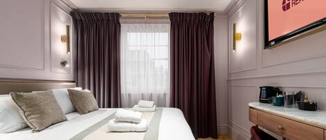 1 quarto, escrivaninha, acesso à internet, roupa de cama