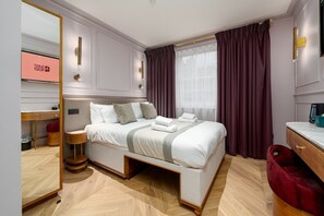 1 quarto, escrivaninha, acesso à internet, roupa de cama