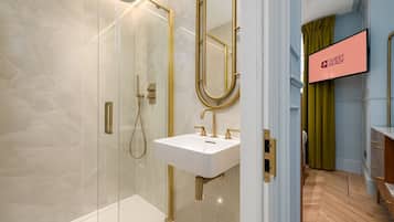 Dusj, hårføner og håndklær